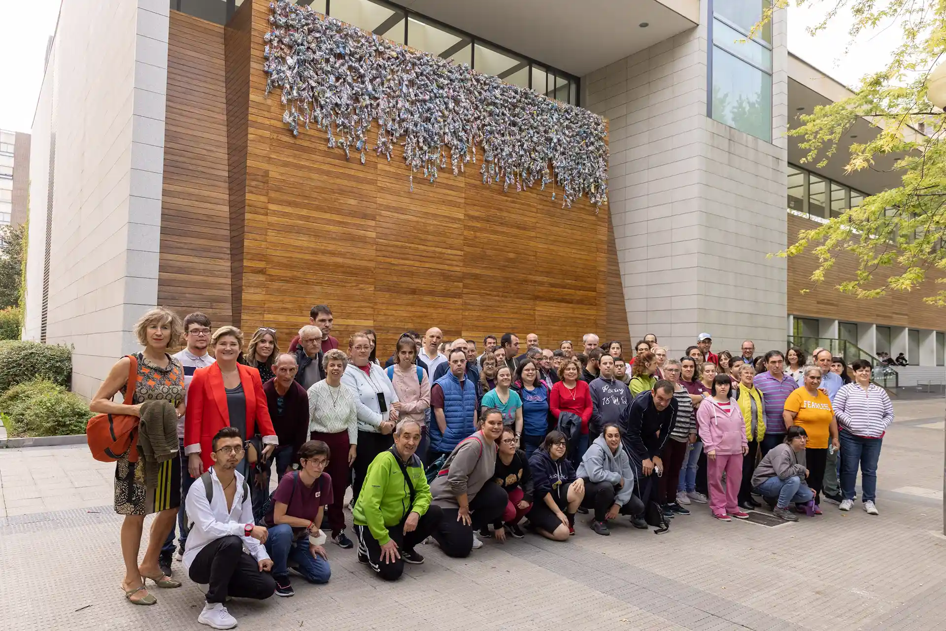 La instalación artística ‘Embotellando Colores’, con 3.200 botellas recicladas, invita a la reflexión en torno al uso responsable del plástico en Civivox Iturrama