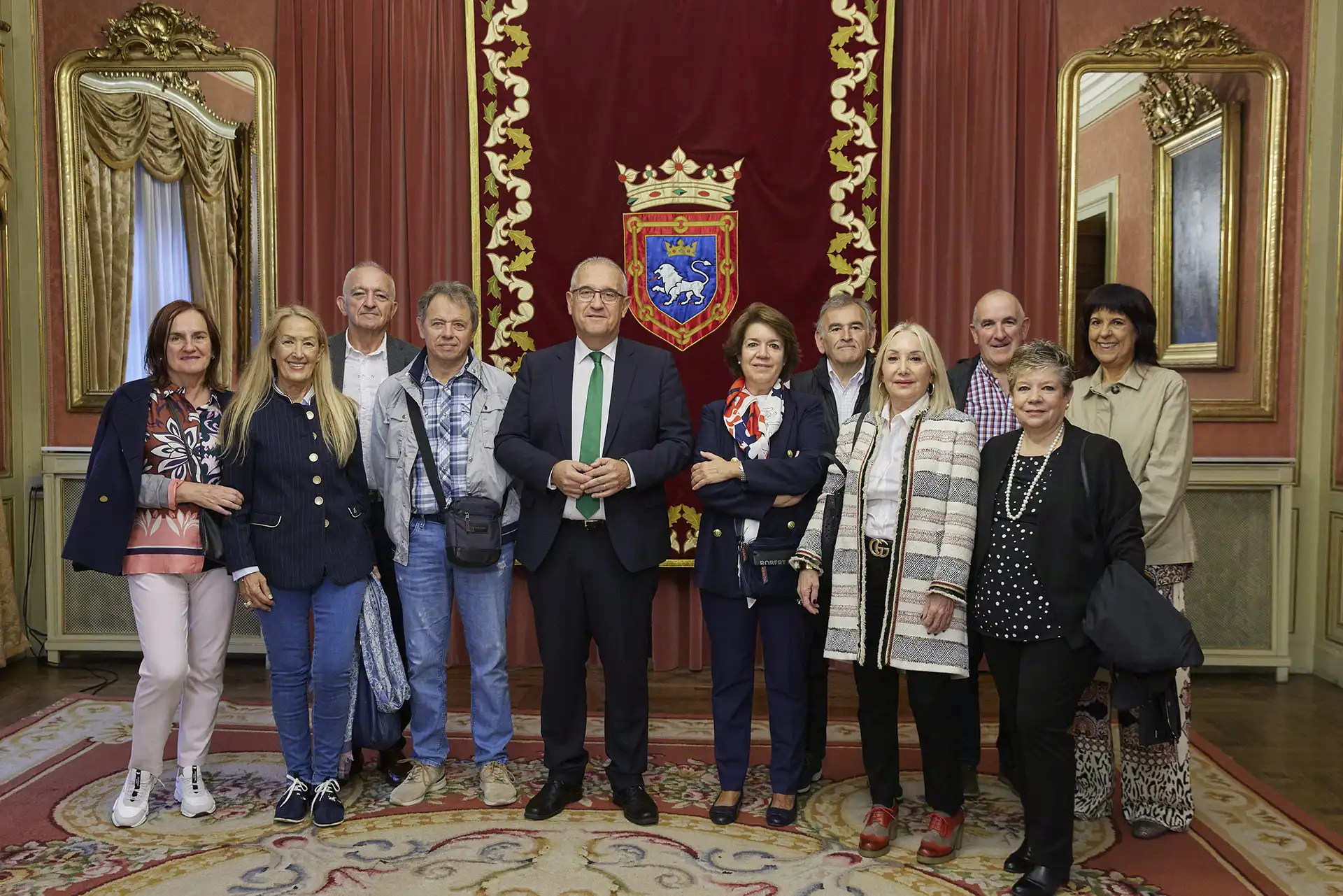 Estudiantes del Aula de la Experiencia de la Universidad Pública de Navarra visitan el Ayuntamiento de Pamplona