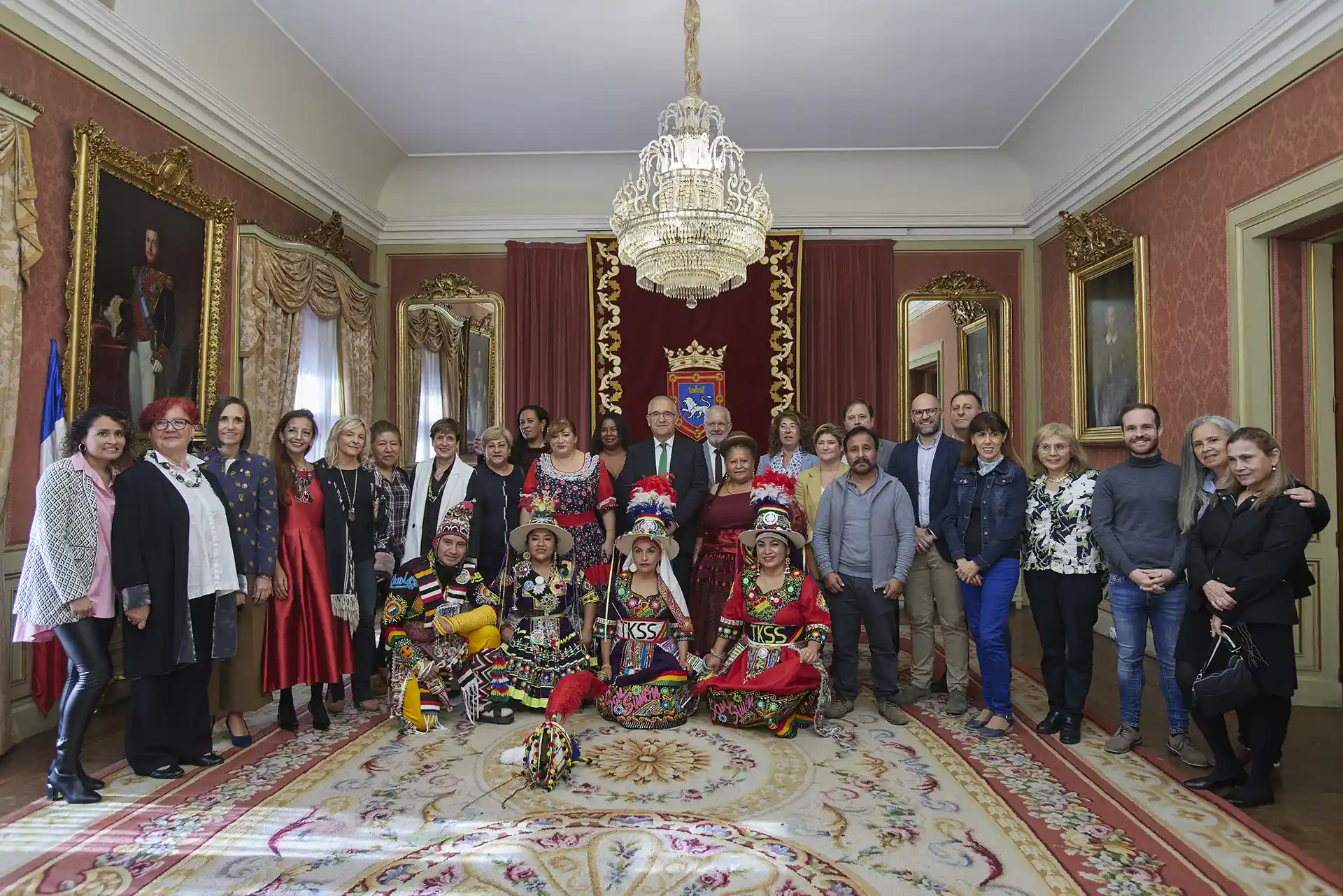El Ayuntamiento de Pamplona recibe a trece asociaciones que trabajan en el ámbito de la diversidad cultural para conmemorar el Día de la Hispanidad