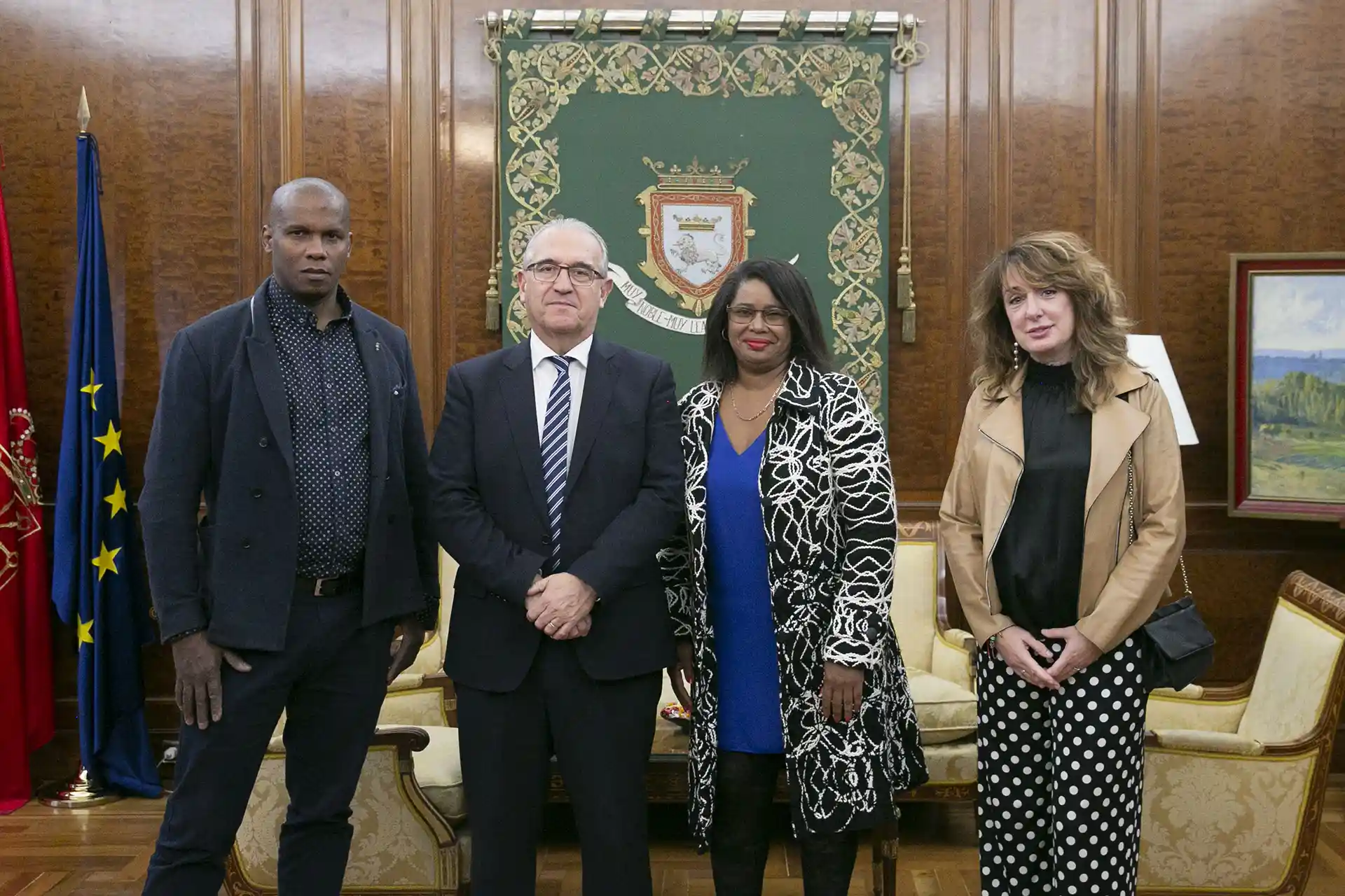 El alcalde de Pamplona se reúne con representantes de la Asociación Cubana en Navarra