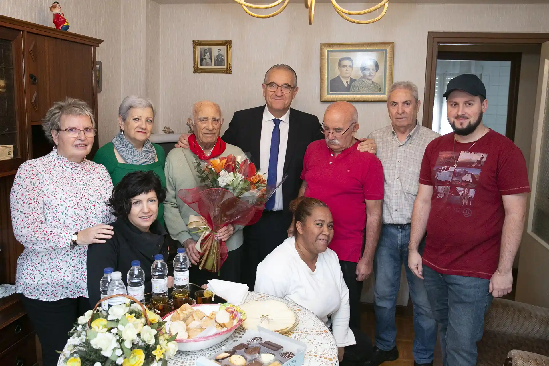 El alcalde de Pamplona visita a Pedro Samanes Mateo para felicitarle en el día en el que cumple 100 años