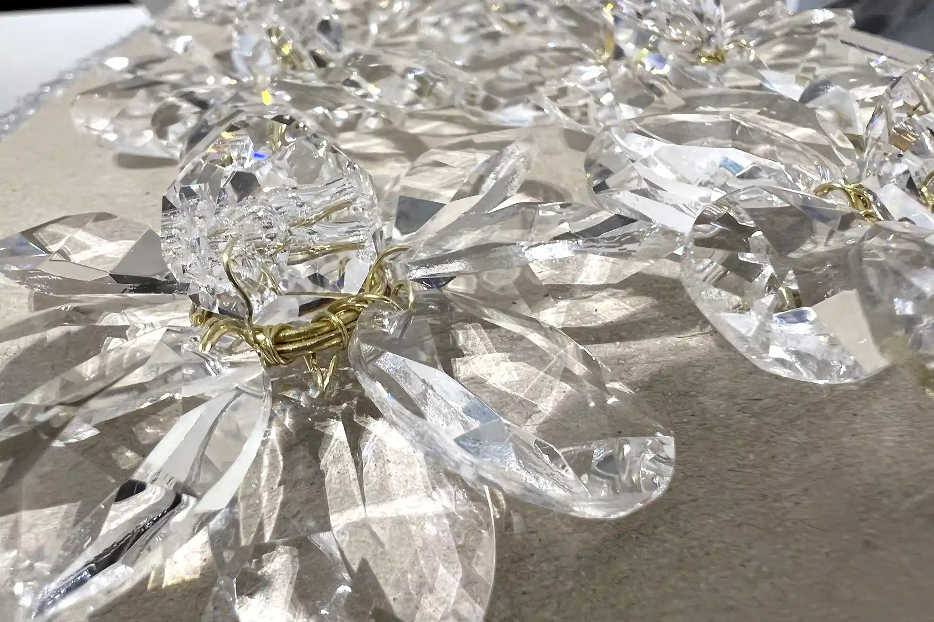 Más de 2.200 cristales adornan los dos nuevos apliques del Salón de Plenos del Ayuntamiento, réplicas artesanales a juego con el resto de lámparas históricas