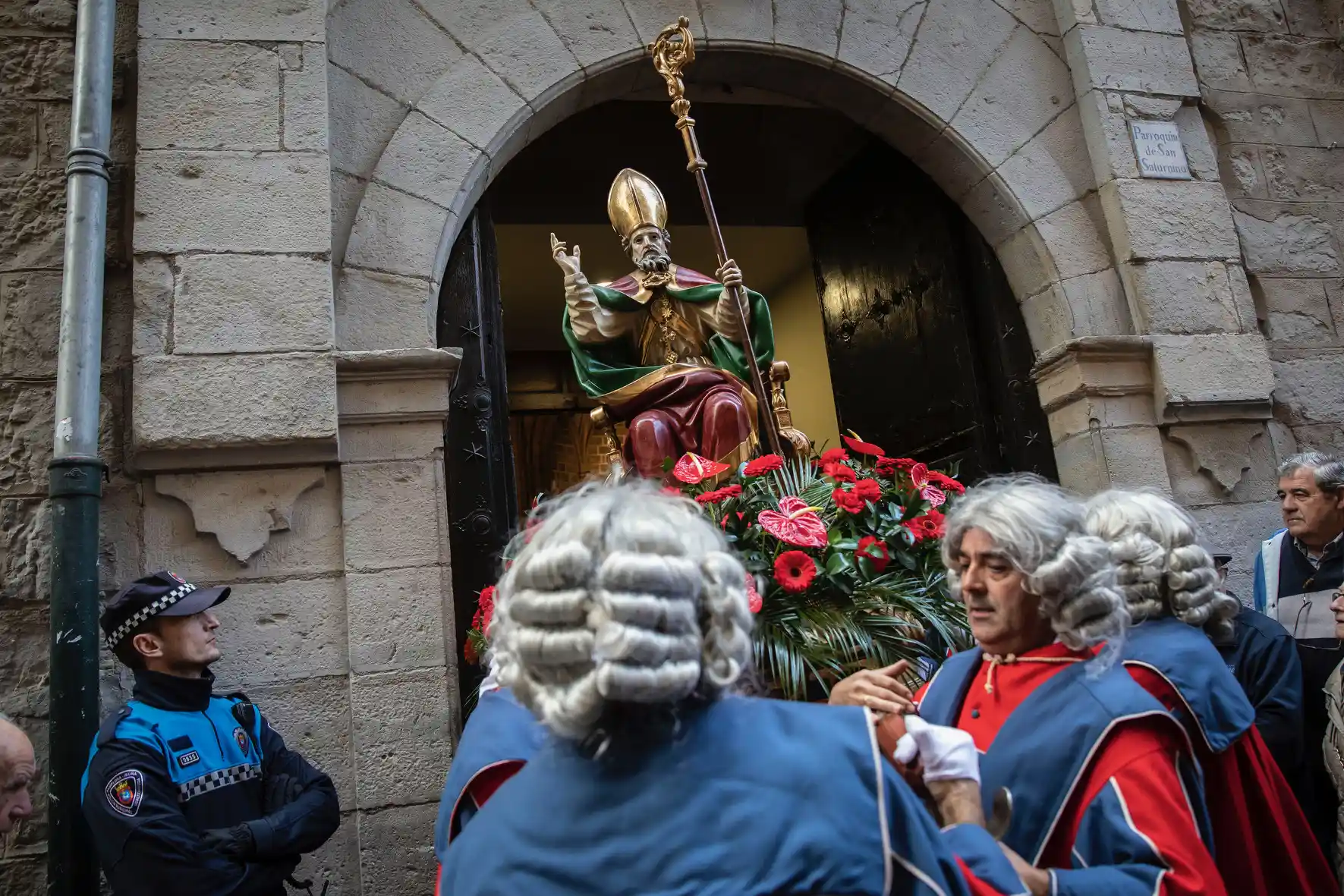 La Corporación municipal, la Comparsa de Gigantes y Cabezudos y la banda de música La Pamplonesa honran en su día a San Saturnino, patrón de la ciudad