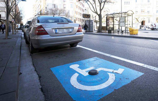 El Ayuntamiento instalará sensores de presencia en 150 plazas de aparcamiento para personas con discapacidad para conocer la demanda real e impedir su uso fraudulento