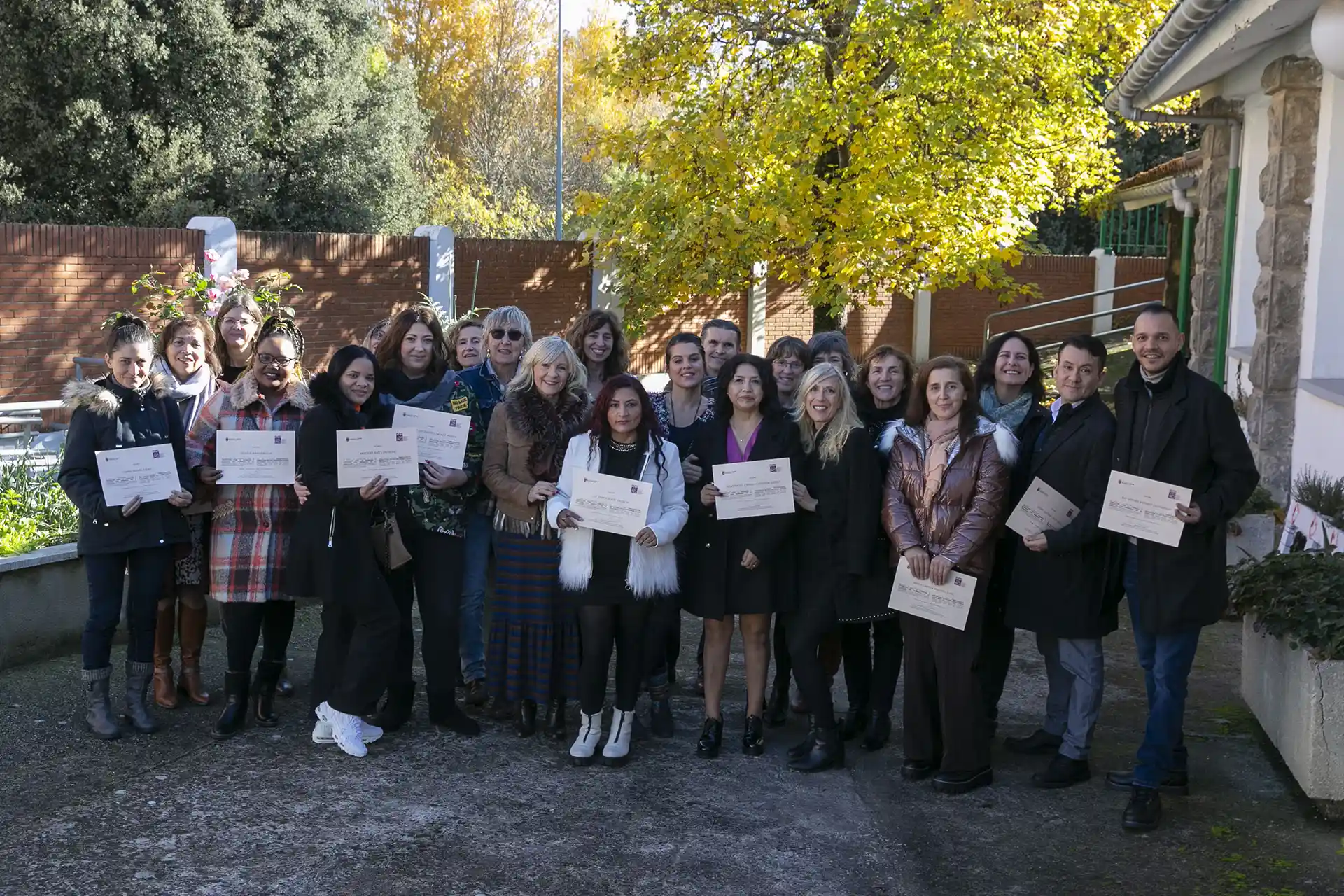 Nueve mujeres y dos hombres recogen sus diplomas del curso de atención en el domicilio a personas con demencia impulsado por el Ayuntamiento de Pamplona y AFAN