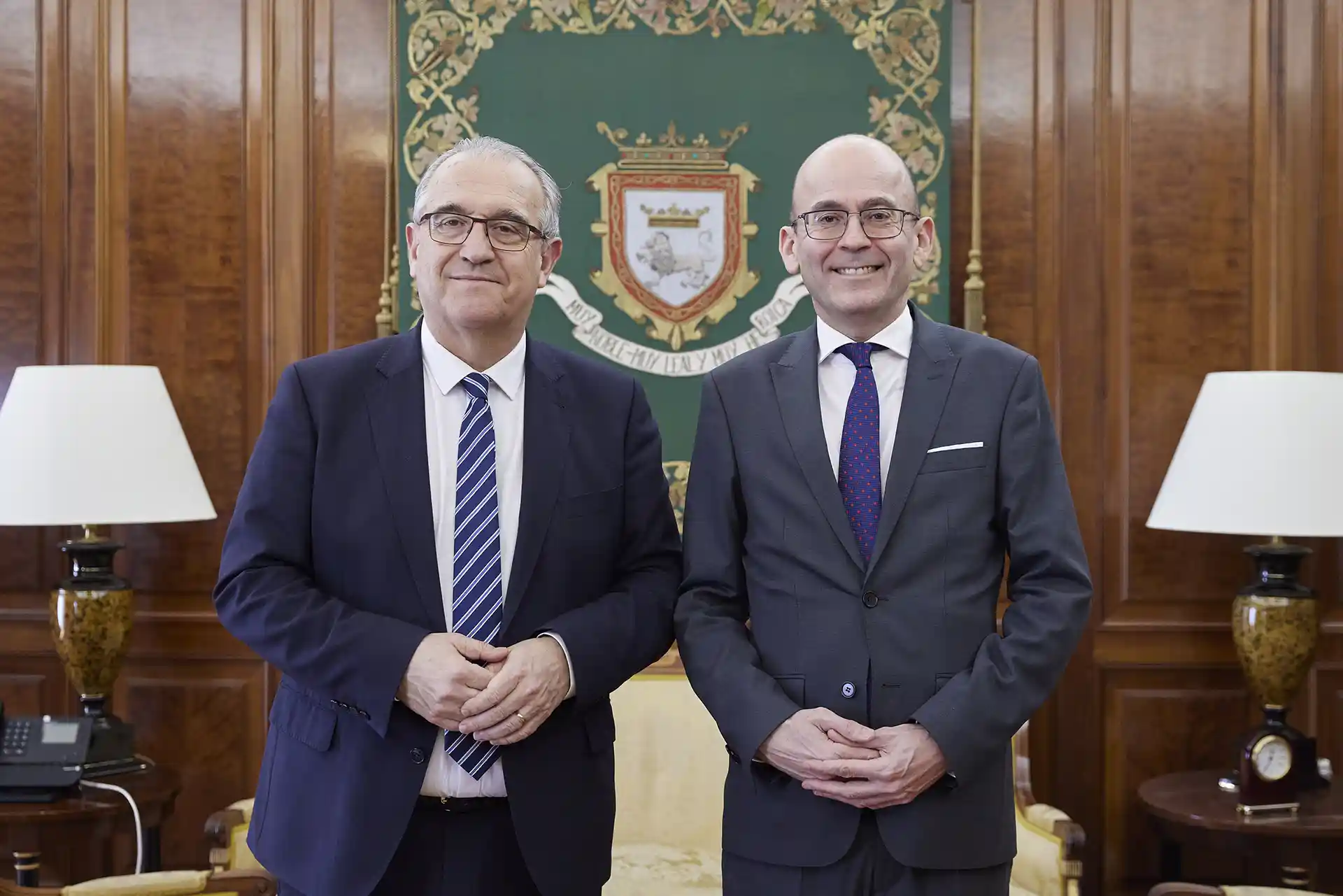 El alcalde de Pamplona recibe al nuevo cónsul honorario de Suecia, Javier Font