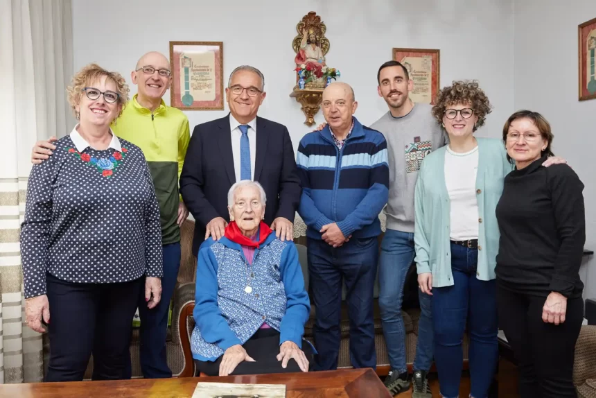 El alcalde Enrique Maya homenajea en su centésimo cumpleaños a Benita Plaza Fernández de las Heras