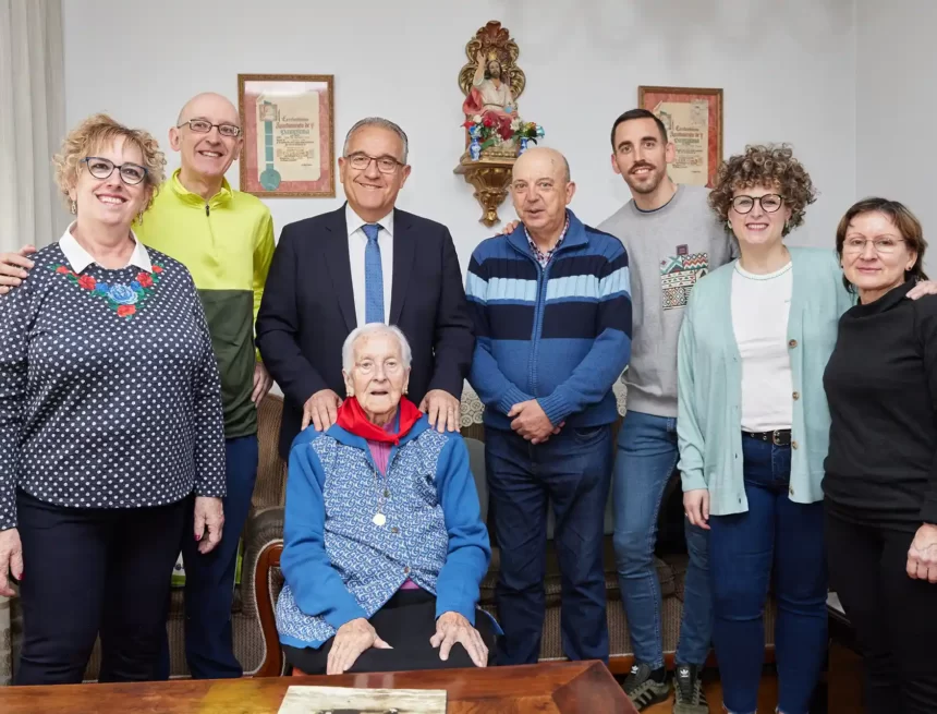 El alcalde Enrique Maya homenajea en su centésimo cumpleaños a Benita Plaza Fernández de las Heras