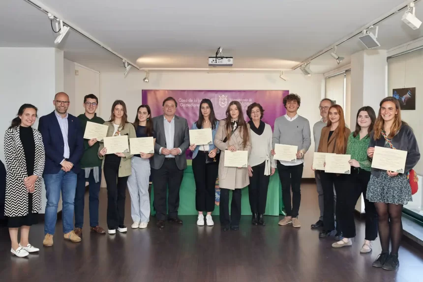20230420diplomasjuventudq5a2216 Diez estudiantes de Derecho y del máster de Acceso a la Abogacía reciben los diplomas por su labor en las asesorías de la Casa de la Juventud en este último curso