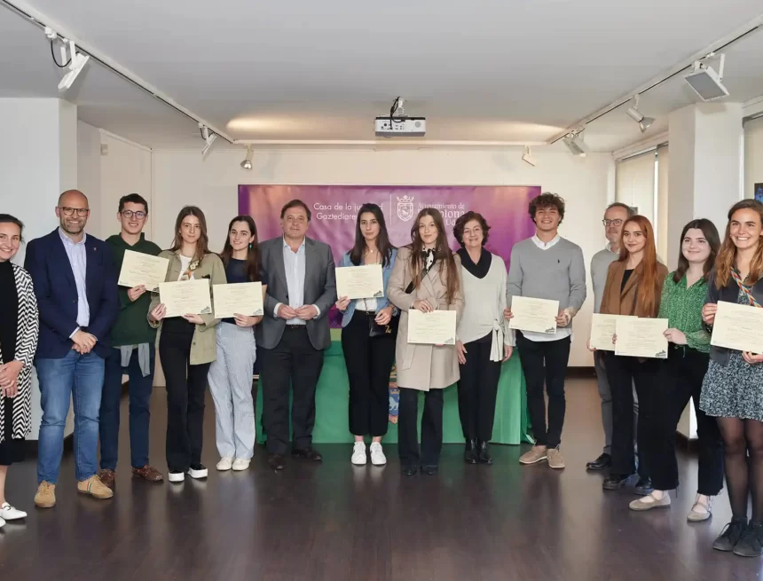 Diez estudiantes de Derecho y del máster de Acceso a la Abogacía reciben los diplomas por su labor en las asesorías de la Casa de la Juventud en este último curso