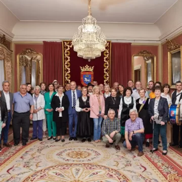 El Ayuntamiento de Pamplona recibe a una representación de la Casa de Castilla y León que está celebrando su XXX Semana Cultural