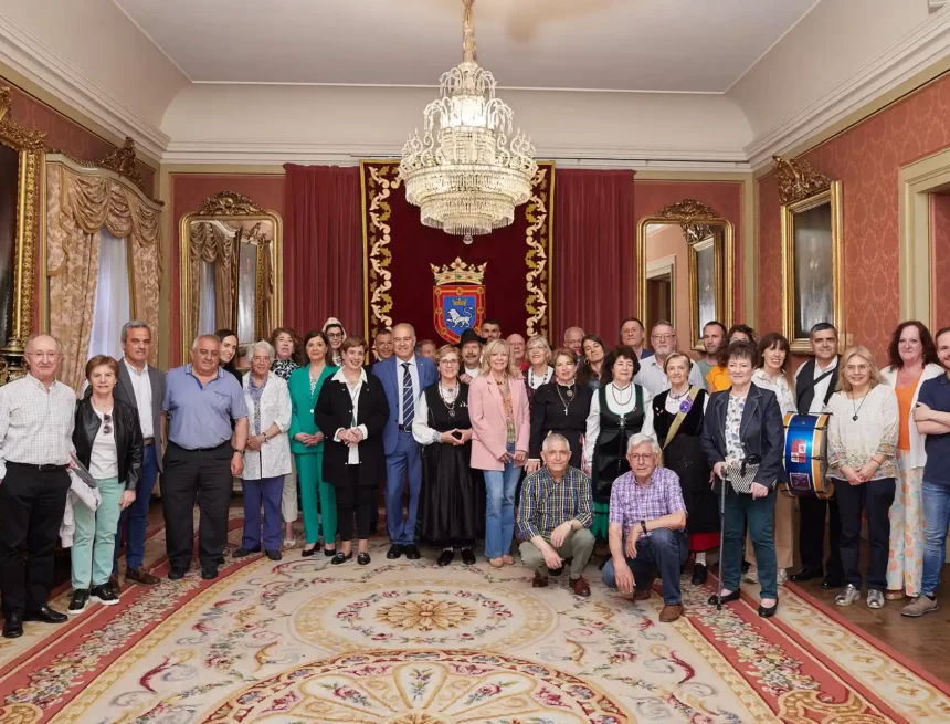 El Ayuntamiento de Pamplona recibe a una representación de la Casa de Castilla y León que está celebrando su XXX Semana Cultural