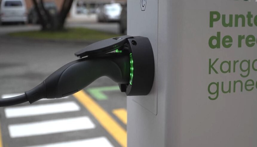 coches-electricos El Ayuntamiento de Pamplona continúa extendiendo las comunidades energéticas en la ciudad con una nueva en el barrio de Ermitagaña-Mendebaldea