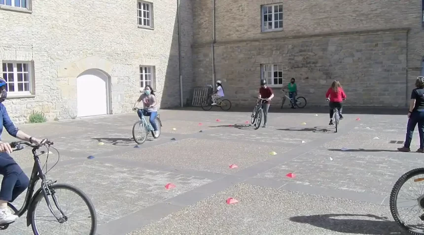 curso-bici-adultos El Ayuntamiento de Pamplona ofrece nueve cursos en el mes de mayo para que las personas adultas aprendan a montar en bicicleta o mejoren sus habilidades