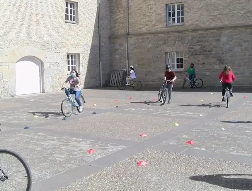 El Ayuntamiento de Pamplona ofrece nueve cursos en el mes de mayo para que las personas adultas aprendan a montar en bicicleta o mejoren sus habilidades