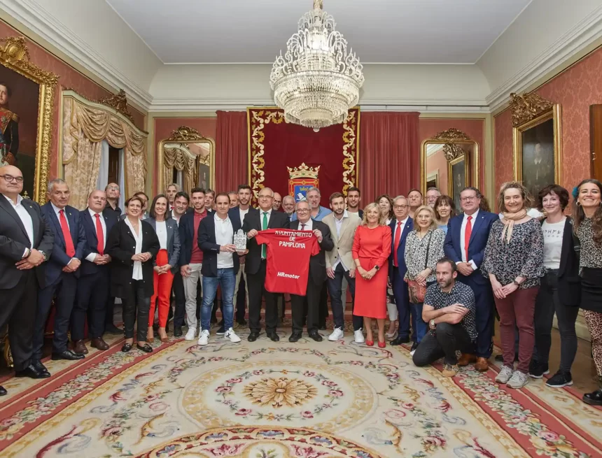 Directiva, cuerpo técnico y capitanes del C.A. Osasuna reciben el reconocimiento del Ayuntamiento de Pamplona y de toda la ciudad como subcampeones de la Copa del Rey  