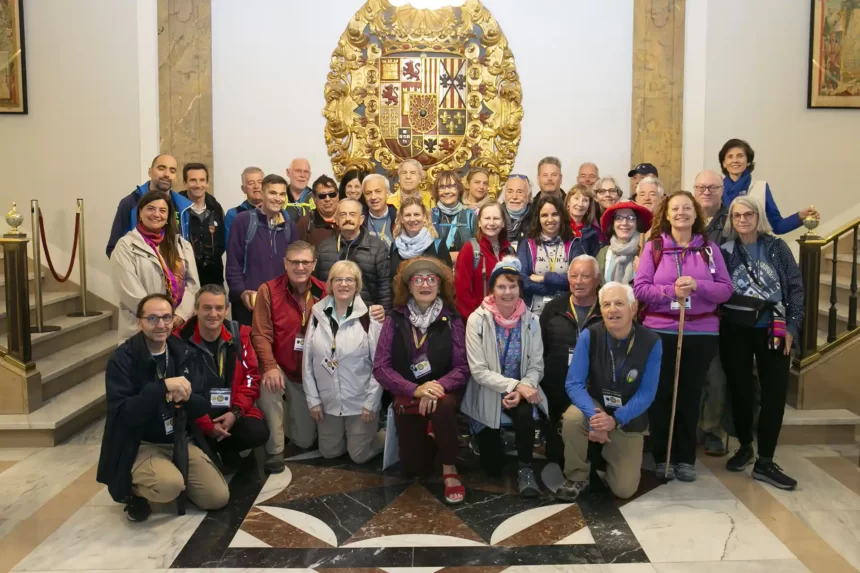 25 peregrinos de la multitudinaria asociación American Pilgrims visitan la Casa Consistorial