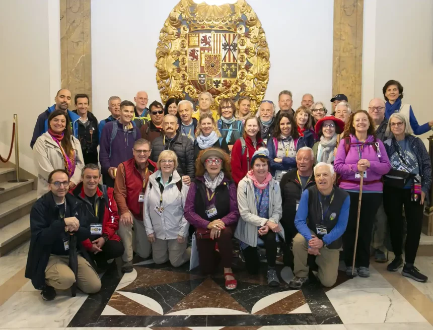 25 peregrinos de la multitudinaria asociación American Pilgrims visitan la Casa Consistorial