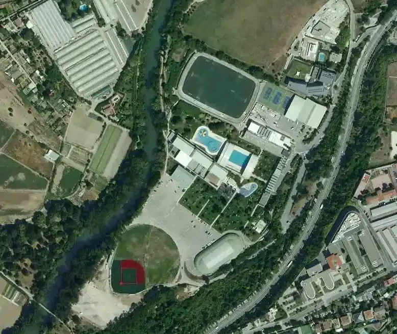 El Ayuntamiento reordenará las lindes de la Ciudad Deportiva Amaya para establecer de un camino peatonal junto al Arga que permita el paseo por la margen