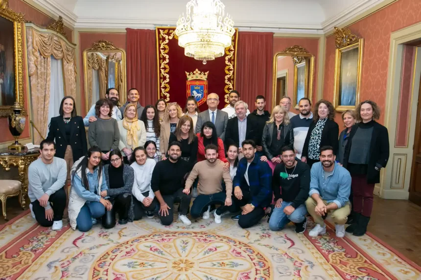 El Ayuntamiento de Pamplona recibe a participantes y docentes del curso de especialización en Intervención Social con la Comunidad Gitana