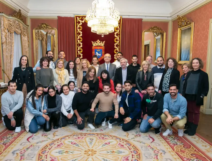 El Ayuntamiento de Pamplona recibe a participantes y docentes del curso de especialización en Intervención Social con la Comunidad Gitana