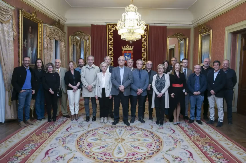 El alcalde Enrique Maya recibe al Consejo Superior de los Colegios de Arquitectos de España (CSCAE)