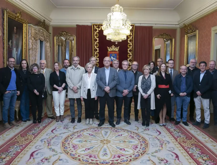 El alcalde Enrique Maya recibe al Consejo Superior de los Colegios de Arquitectos de España (CSCAE)