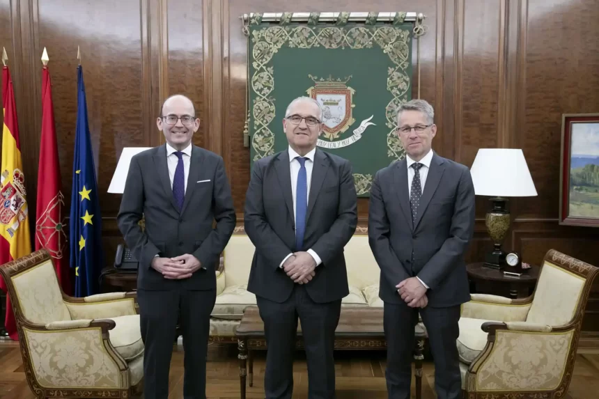 El alcalde de Pamplona recibe al embajador de Suecia en España