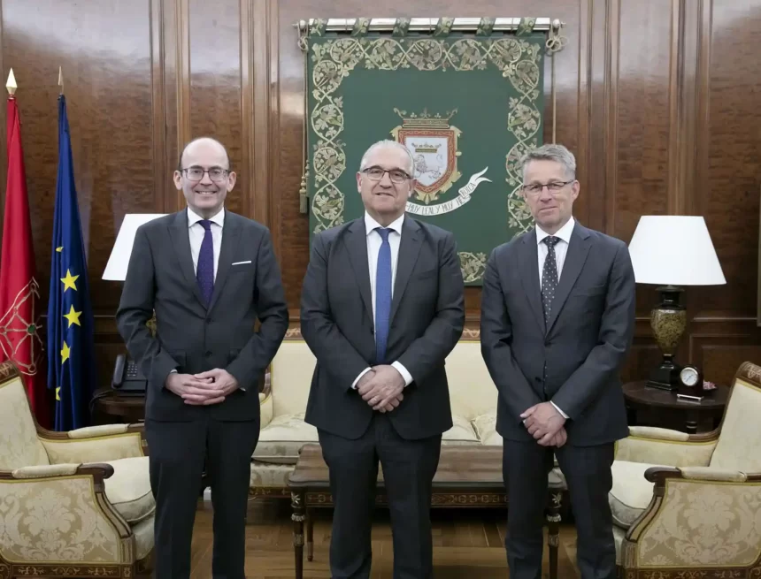 El alcalde de Pamplona recibe al embajador de Suecia en España