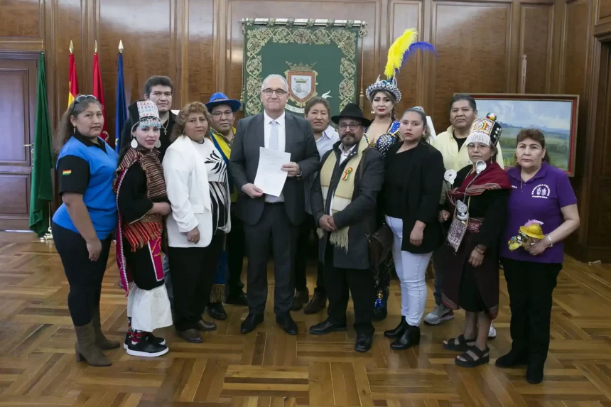 El alcalde de Pamplona se reúne con representantes de diferentes asociaciones culturales bolivianas