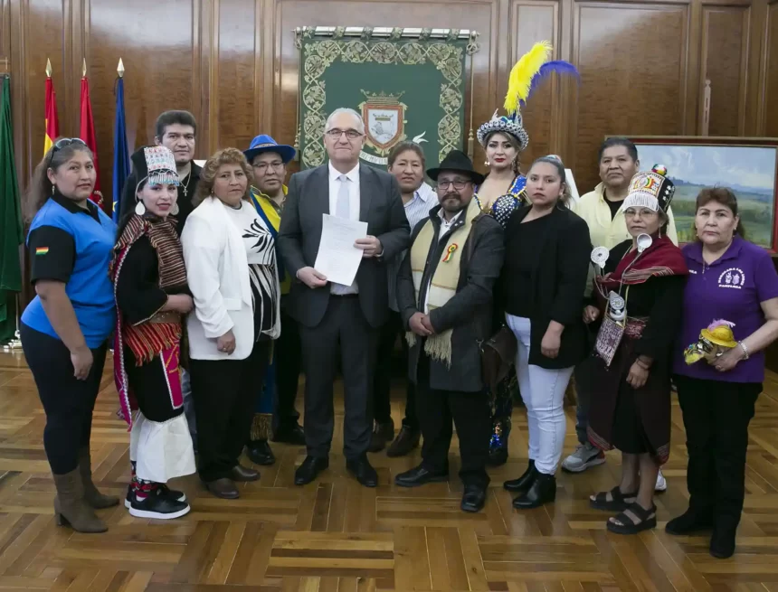 El alcalde de Pamplona se reúne con representantes de diferentes asociaciones culturales bolivianas