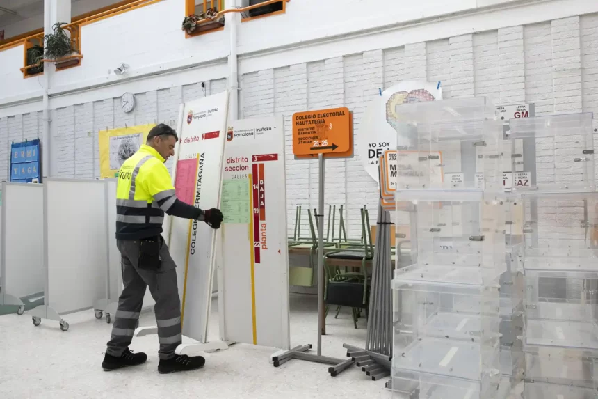 El Ayuntamiento de Pamplona comienza a trasladar a los 26 centros de votación de la ciudad el material que hará falta para la jornada electoral