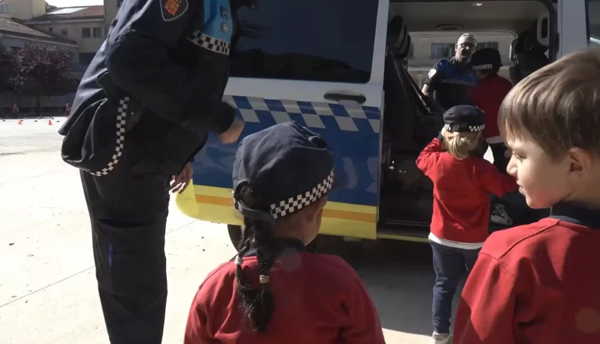 poli3 Más de 13.000 escolares han recibido este curso charlas de educación cívica por parte de Policía Municipal en sus centros educativos