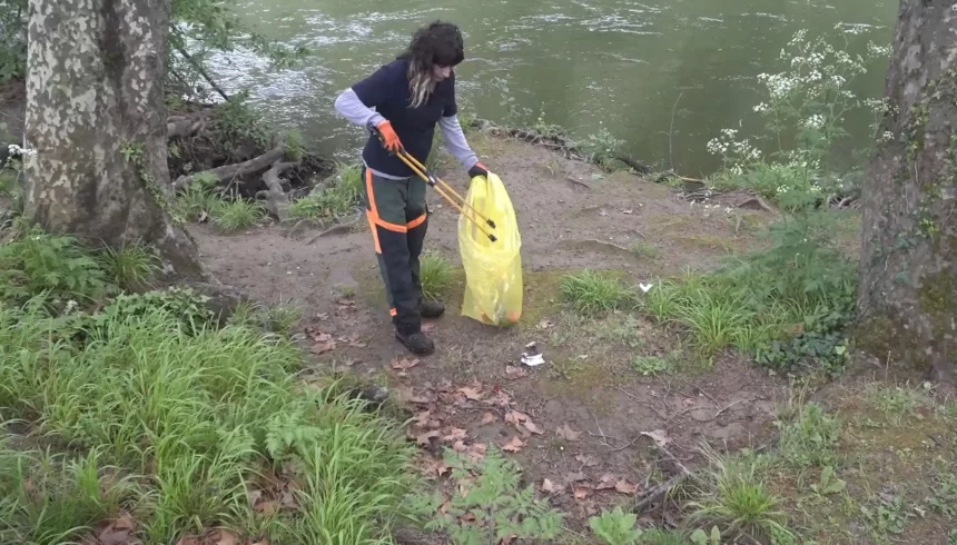 El tajo municipal de mantenimiento del paseo fluvial cuida de más de 250.000 m2 de orillas, zonas verdes y paseos en el entorno de los ríos de Pamplona