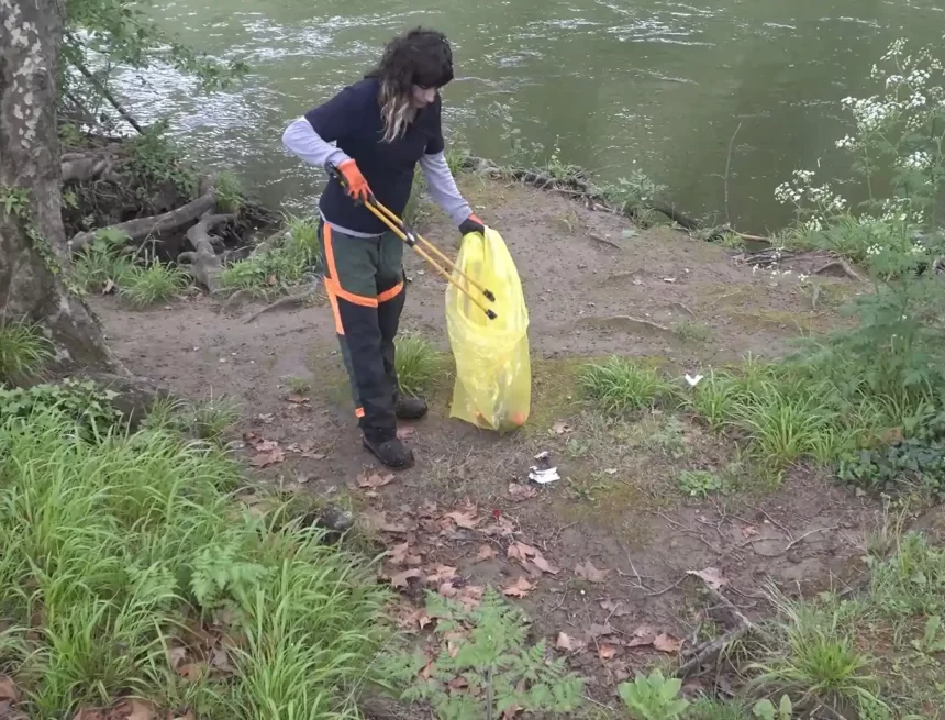 El tajo municipal de mantenimiento del paseo fluvial cuida de más de 250.000 m2 de orillas, zonas verdes y paseos en el entorno de los ríos de Pamplona