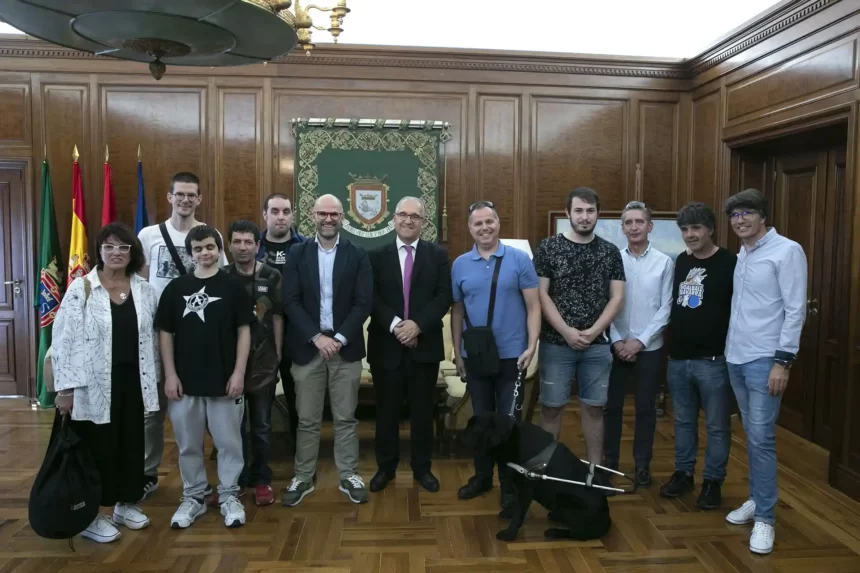 El alcalde de Pamplona felicita a Goalball Navarra, equipo para personas con discapacidad visual, que ha ascendido a la Primera División nacional