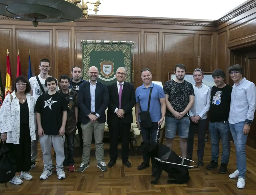 El alcalde de Pamplona felicita a Goalball Navarra, equipo para personas con discapacidad visual, que ha ascendido a la Primera División nacional