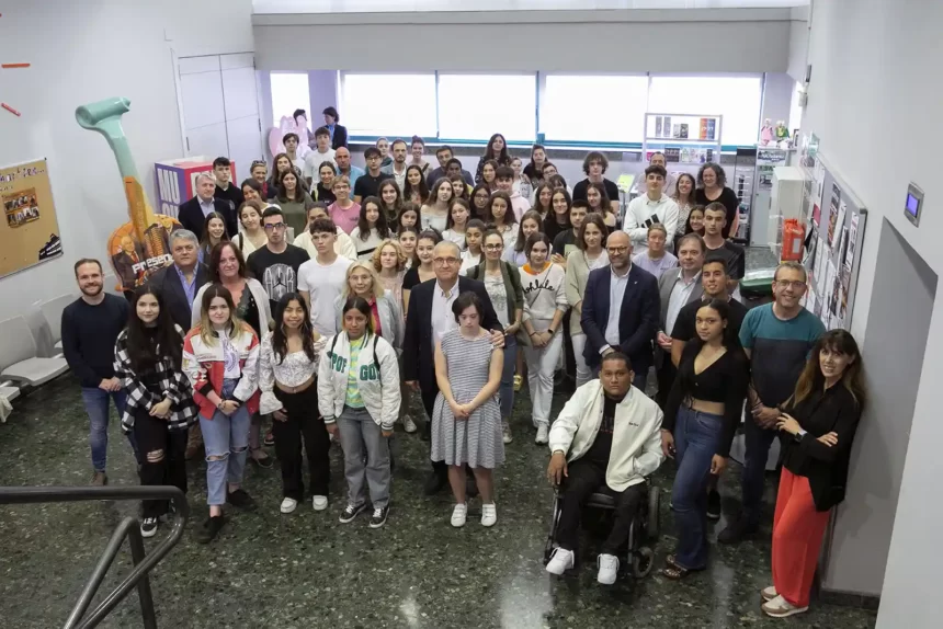 68 corresponsales informativos del Ayuntamiento de Pamplona recogen sus diplomas y becas en la Casa de la Juventud