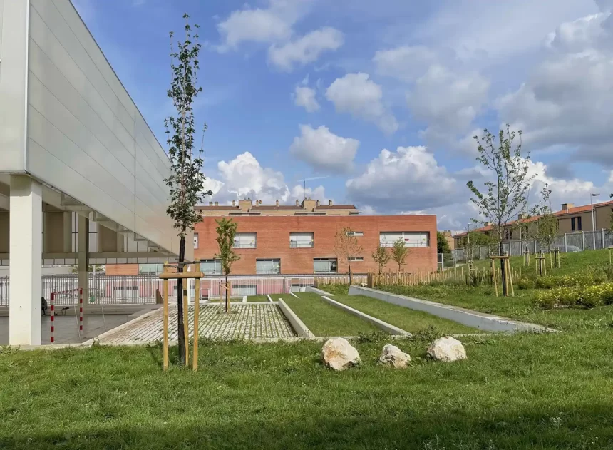Los centros escolares Mendigoiti y El Lago de Mendillorri cuentan con un nuevo patio naturalizado con praderas, árboles y arbustos y “gradas-bancal”