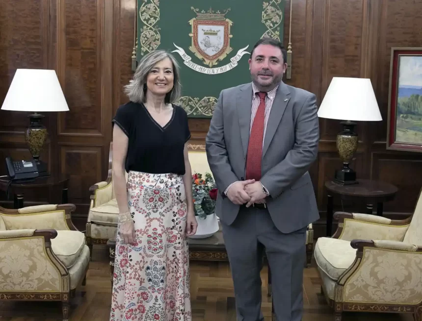 La alcaldesa Cristina Ibarrola recibe al presidente del Parlamento de Navarra, Unai Hualde