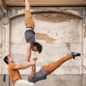 La compañía Capicúa recoge este martes el guante de los espectáculos circenses y acrobáticos de la Ciudadela, dentro del festival Cinco Puntas