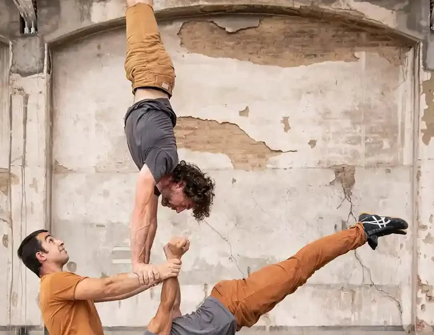 La compañía Capicúa recoge este martes el guante de los espectáculos circenses y acrobáticos de la Ciudadela, dentro del festival Cinco Puntas