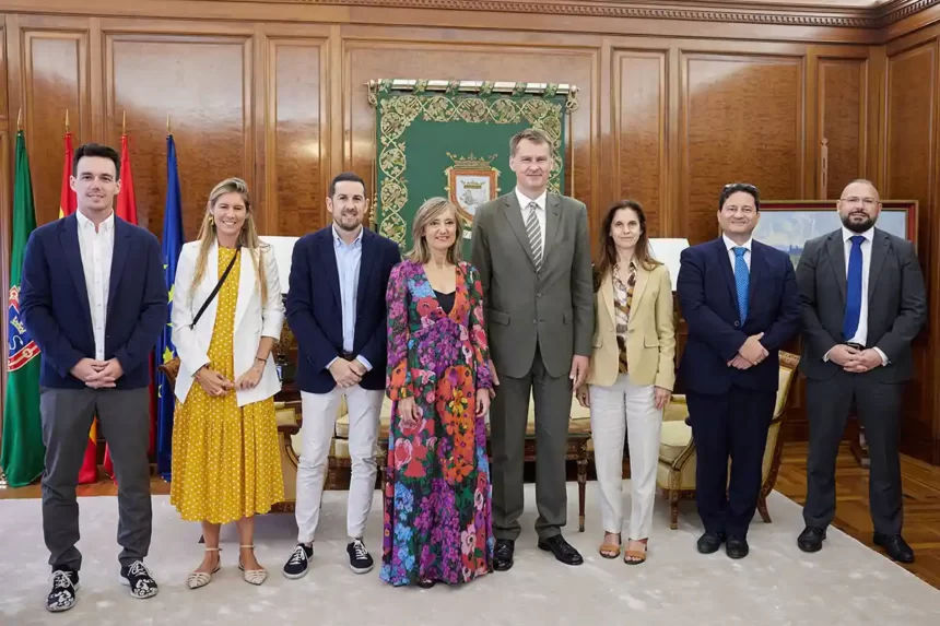 La alcaldesa de Pamplona recibe al embajador del Reino Unido en España