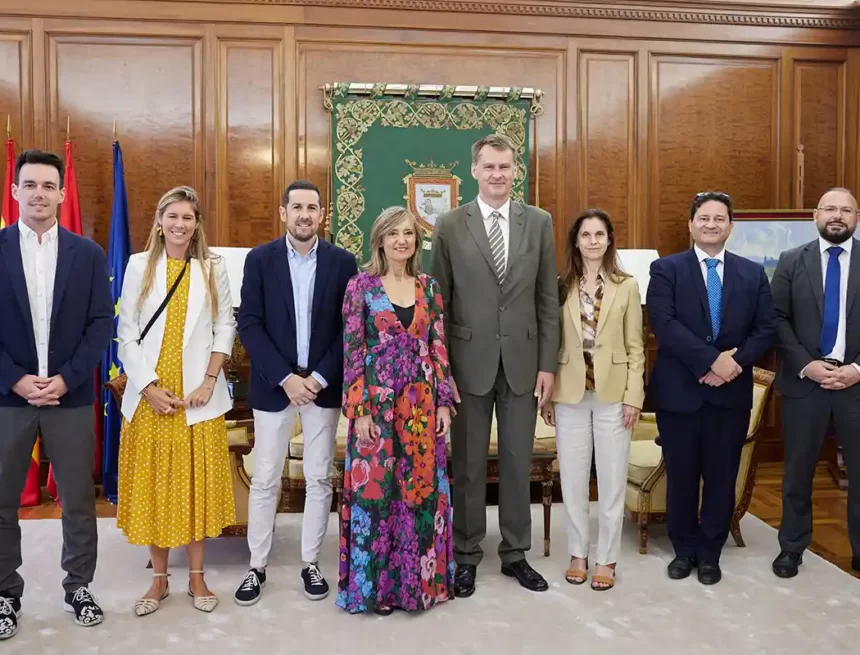 La alcaldesa de Pamplona recibe al embajador del Reino Unido en España