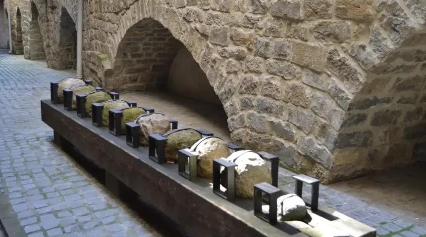 Ayuntamiento y Ateneo Navarro proponen este mes dos paseos guiados en euskera por la ciudad para descubrir las murallas y la Ciudadela