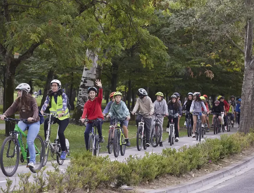 Un millar de bicis aparcarán este viernes en la Ciudadela en la Bicicletada escolar 2023, una actividad que se enmarca en la Semana de la Movilidad