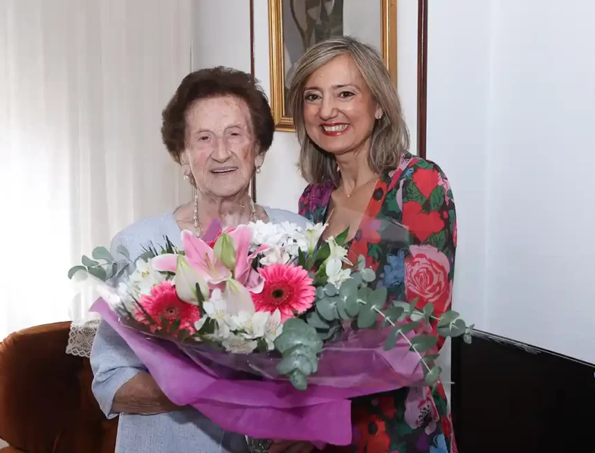 La alcaldesa de Pamplona felicita a Carmen Garbayo Latienda en su propia casa en el día en el que cumple cien años