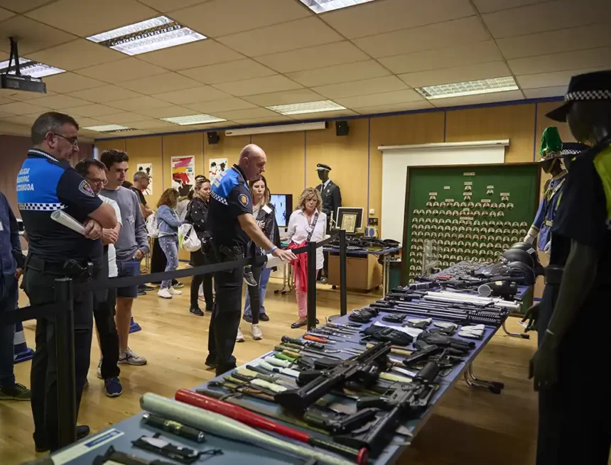 Más de medio centenar de personas conocen, desde dentro, la labor de Policía Municipal en las primeras jornadas de puertas abiertas del cuerpo