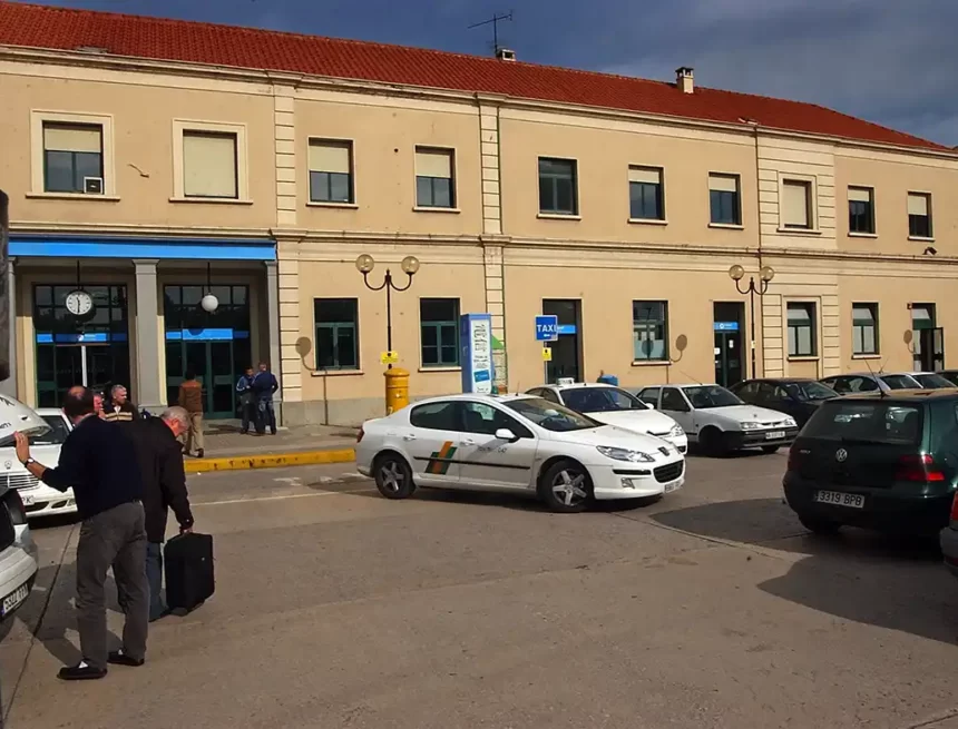 Ayuntamiento y Mancomunidad colaborarán para facilitar el acceso de los taxis al Casco Antiguo y para reforzar el servicio en la estación de tren