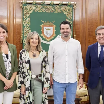 La alcaldesa de Pamplona, Cristina Ibarrola, se reúne con la Asociación Navarra de Familias Numerosas